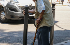 ep archivo   persona mayor caminando por la calle ayudada por un baston a 15 de julio de 2025 en