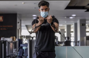 ep archivo   un hombre realiza deporte en las instalaciones de un gimnasio
