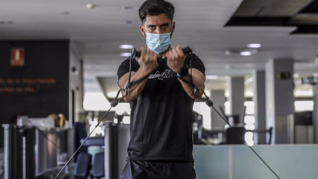 ep archivo   un hombre realiza deporte en las instalaciones de un gimnasio