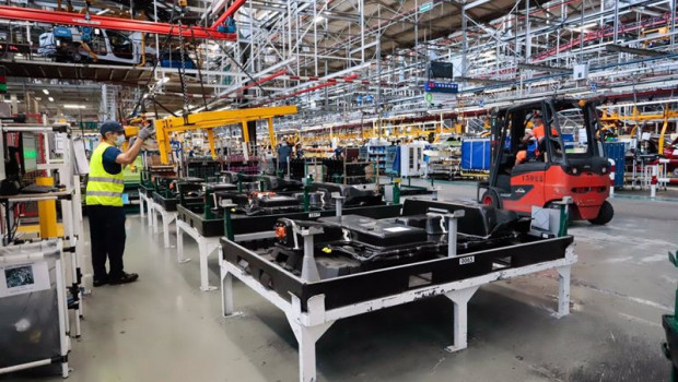 ep archivo   un operario trabajando en una fabrica 20220607090103