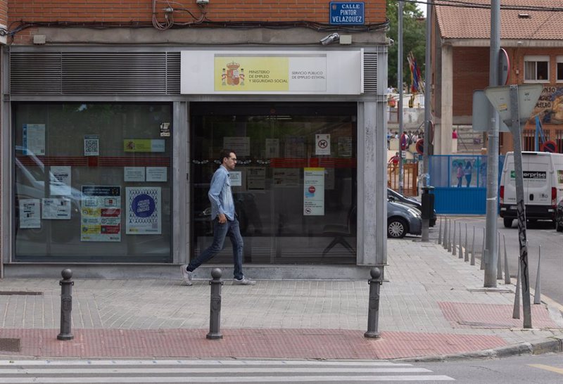 El paro cae en 57.835 personas en mayo y baja de 2,5 millones por primera vez desde 2008