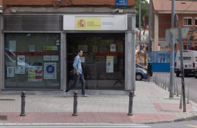 ep archivo   una persona camina al lado de una oficina de empleo