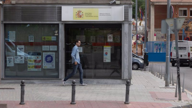 ep archivo   una persona camina al lado de una oficina de empleo