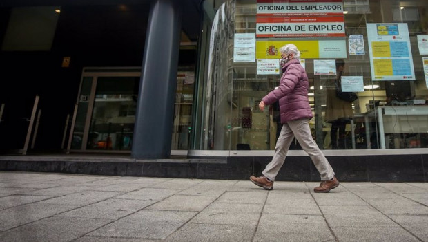ep archivo - una persona pasa por delante de una oficina de empleo