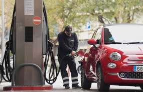 ep archivo   una persona repostando en una gasolinera 20260414090104