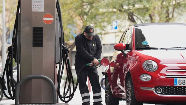 ep archivo   una persona repostando en una gasolinera 20260414090104