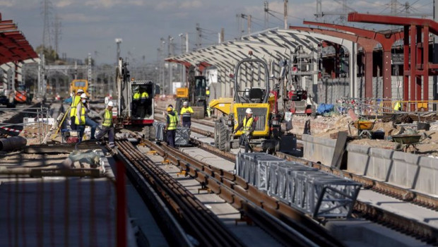 ep archivo   varios obreros trabajan en las obras de la estacion de chamartin
