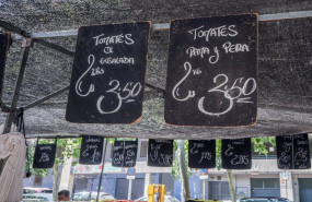 ep carteles con precios en un mercadillo al aire libre en una imagen de archivo