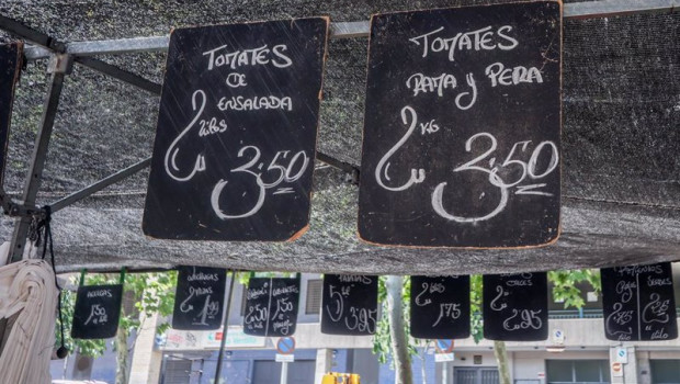 ep carteles con precios en un mercadillo al aire libre en una imagen de archivo