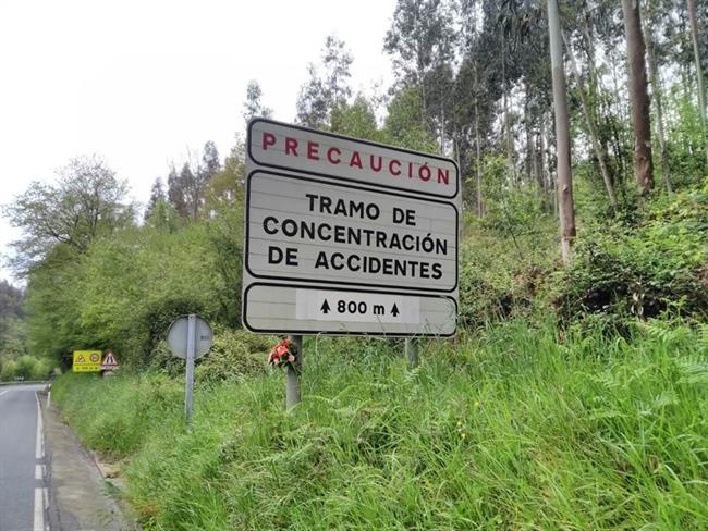 Cartel de Tramo de Concentración de Accidentes con un ramo de flores | PONLE FRENO/ATRESMEDIA ep carteltramoconcentracionaccidentesun ramoflores