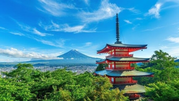 ep chureito pagoda and fuji mountain in summer japan