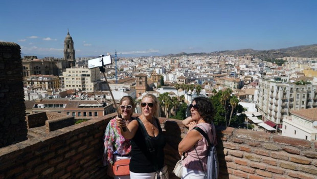 ep cientos de turistas disfrutan visitando los monumentos de malaga