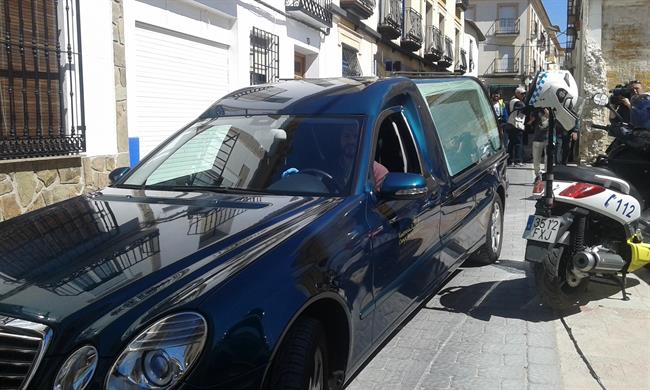 Coche fúnebre en Criptana tras el presunto asesinato de una madre y sus dos hijo | EUROPA PRESS ep coche funebrecriptanapresunto asesinatouna madresushijo