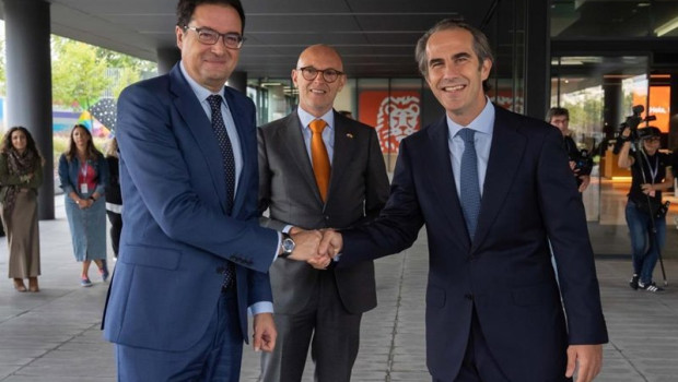 ep de izquierda a derecha el ministro de transformacion digital oscar lopez el embajador de paises