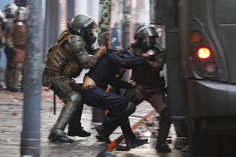ep detencion de un manifestante por parte de policias antidisturbios en valparaiso chile