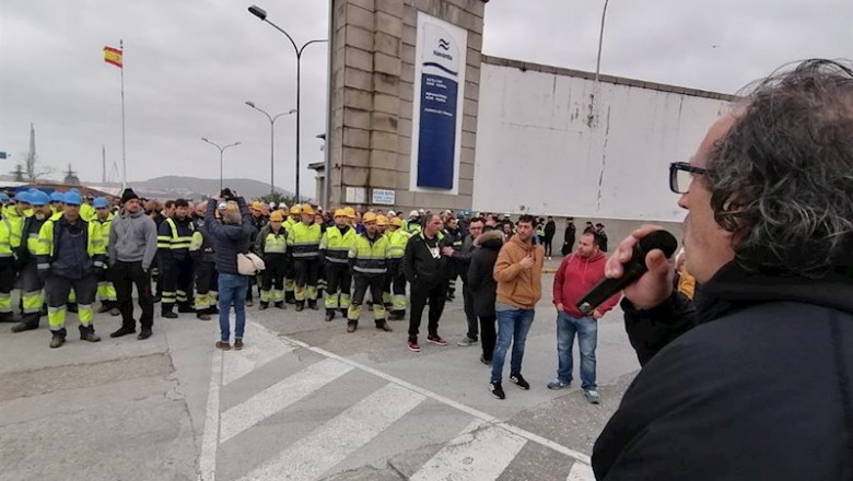 El presidente del comité de empresa de Navantia Ferrol, Javier Galán, se dirige a los trabajadores en la puerta del astillero de Navantia en Ferrol. | EUROPA PRESS ep el presidente del comite de empresa de navantia ferrol javier galan se dirige a los trabajadores