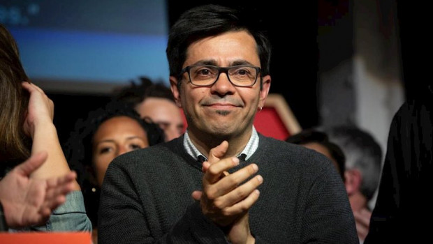 ep el secretario primero de la mesa del congreso gerardo pisarello aplaude tras escuchar las