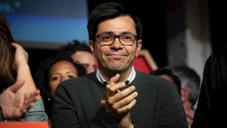 El secretario primero de la Mesa del Congreso, Gerardo Pisarello, aplaude tras escuchar las declaraciones de la candidata a la alcaldía, Ada Colau, tras perder las elecciones al Ayuntamiento. | David Zorrakino - Europa Press - Archivo ep el secretario primero de la mesa del congreso gerardo pisarello aplaude tras escuchar las
