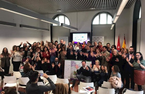 ep fotografia de familia tras la rueda de prensa de presentacion de la campana crecer contigo es