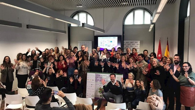 ep fotografia de familia tras la rueda de prensa de presentacion de la campana crecer contigo es