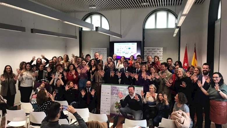 ep fotografia de familia tras la rueda de prensa de presentacion de la campana crecer contigo es
