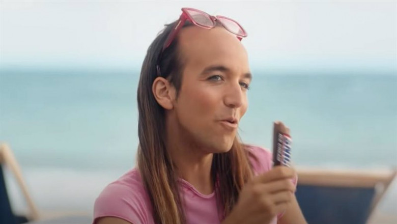 ep fotograma del anuncio de snickers en el que se ve a aless gibaja ep fotograma del anuncio de snickers en el que se ve a aless gibaja