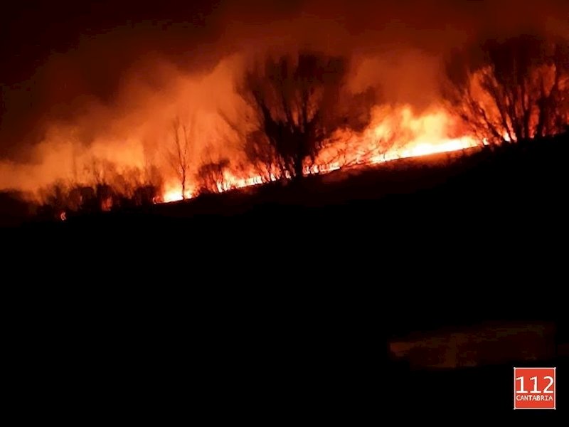 https://img6.s3wfg.com/web/img/images_uploaded/b/5/ep_incendio_forestal_esta_madrugada_en_las_cercanias_de_suano_en_campoo_de_suso.jpg