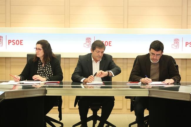 Javier Fernández y Mario Jiménez en la reunión de la Gestora del PSOE en Ferraz | EUROPA PRESS ep javier fernandezmario jimenezla reunionla gestorapsoeferraz