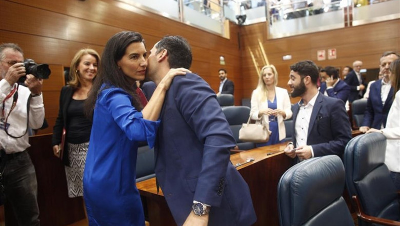 La candidata de VOX a la presidencia de la Comunidad de Madrid, Rocío Monasterio saluda al candidato de Ciudadanos a la presidencia de la Comunidad de Madrid, Ignacio Aguado, durante el pleno de investidura del presidente de la Comunidad de Madrid. | Eduardo Parra - Europa Press - Archivo ep la candidatavoxla presidenciala comunidadmadrid rocio monasterio saludacandidatociudadanosla presidenciala comunidadmadrid ignacio aguado duranteplenoinvestidurapresidentela comunidadmadrid