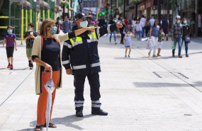 ep la cnsol major alcaldesa de andorra la vella habla con un agente de circulacion en una de las