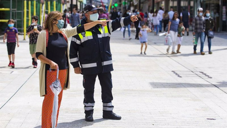 ep la cnsol major alcaldesa de andorra la vella habla con un agente de circulacion en una de las