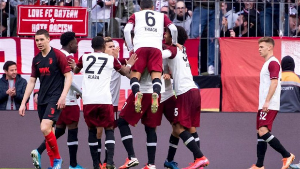 ep los jugadores del bayern celebran un gol