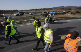 ep los piquetes en la carretera para cortar la a 6 en ambos sentidos a la altura de guitiriz a 18 de
