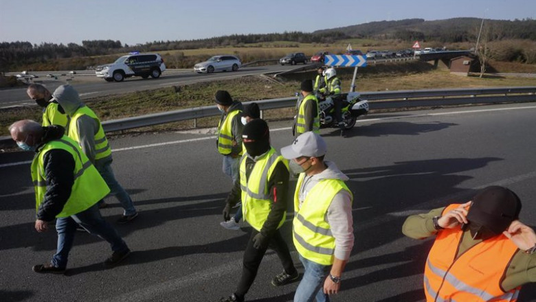Los piquetes en la carretera para cortar la A-6 en ambos sentidos a la altura de Guitiriz, a 18 de marzo de 2022, en Guitiriz, Lugo, Galicia (España) | Carlos Castro - Europa Press ep los piquetes en la carretera para cortar la a 6 en ambos sentidos a la altura de guitiriz a 18 de