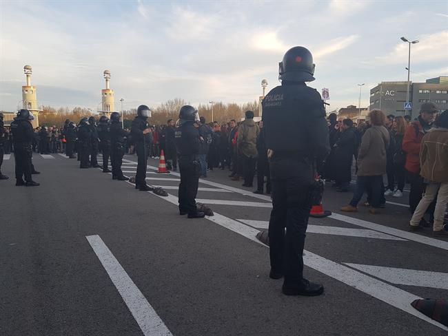 Manifestantes ante la estación de Sants convocados por CDR | EUROPA PRESS ep manifestantesla estacionsants convocadoscdr