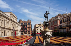 ep palcos preparados en la plaza de san francisco para que el publico puede presenciar la