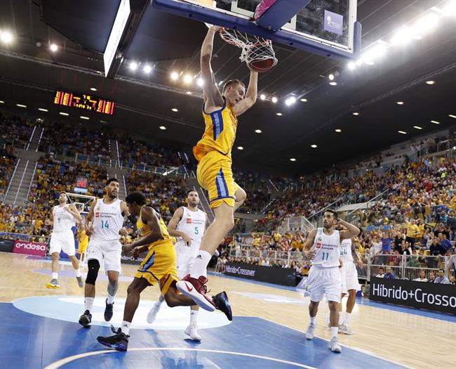 Pasecniks machaca el aro ante Campazzo, Reyes y Ayón | ACB PHOTO ep pasecniks machacaarocampazzo reyesayon