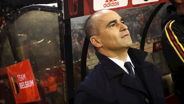 ep roberto martinez pensativo en el banquillo durante un partido de la seleccion belga