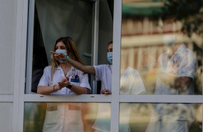 ep sanitarios aplauden desde una ventana de del hospital fundacion jimenez diaz