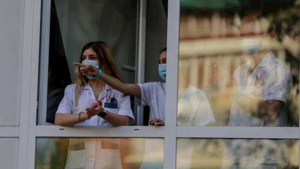 ep sanitarios aplauden desde una ventana de del hospital fundacion jimenez diaz