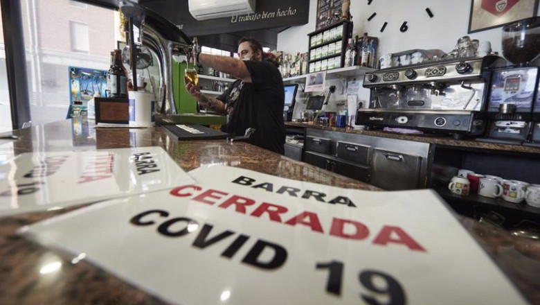 Un camarero coloca carteles en su barra cerrada por Covid, en su bar el día en que han entrado en vigor nuevas restricciones por el coronavirus, a 29 de diciembre, en Pamplona, Navarra, (España). Desde hoy Navarra se convierte en una de las comunidades au | Eduardo Sanz - Europa Press ep un camarero coloca carteles en su barra cerrada por covid en su bar el dia en que han entrado en
