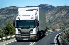 ep un camion circula por un carretera