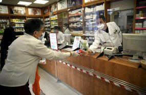 ep un farmaceutico entrega a una cliente una de las siete millones de mascarillas ffp2