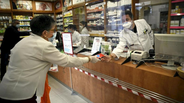 ep un farmaceutico entrega a una cliente una de las siete millones de mascarillas ffp2 ep un farmaceutico entrega a una cliente una de las siete millones de mascarillas ffp2