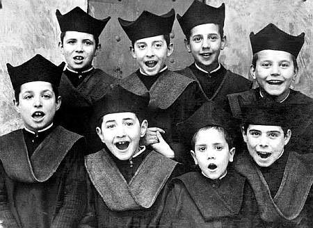 ep un grupo de seises ninos cantores estudiantes del centenario colegio infantes de toledo en una