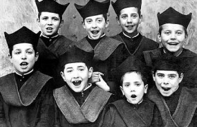 ep un grupo de seises ninos cantores estudiantes del centenario colegio infantes de toledo en una
