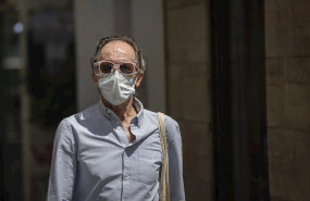 ep un hombe protegido con mascarilla en una calle del centro de la ciudad en sevilla andalucia