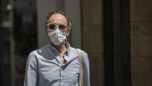 ep un hombe protegido con mascarilla en una calle del centro de la ciudad en sevilla andalucia