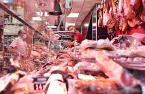 ep un hombre trabaja en una carniceria