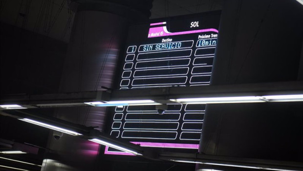 ep un panel informativo indica que no hay servicio de cercanias en la estacion de sol